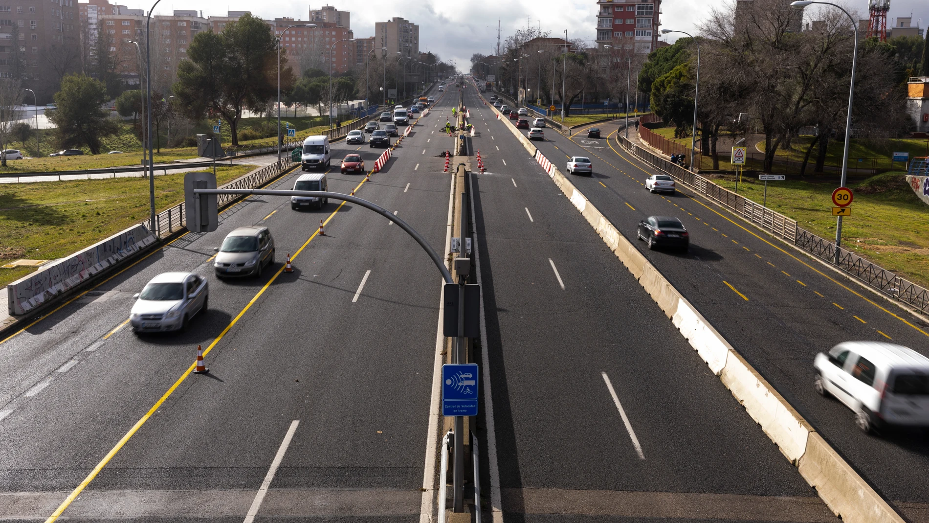 Radar de tramo de la A5 inoperativo por las obras de soterramiento. © Jesús G. Feria.