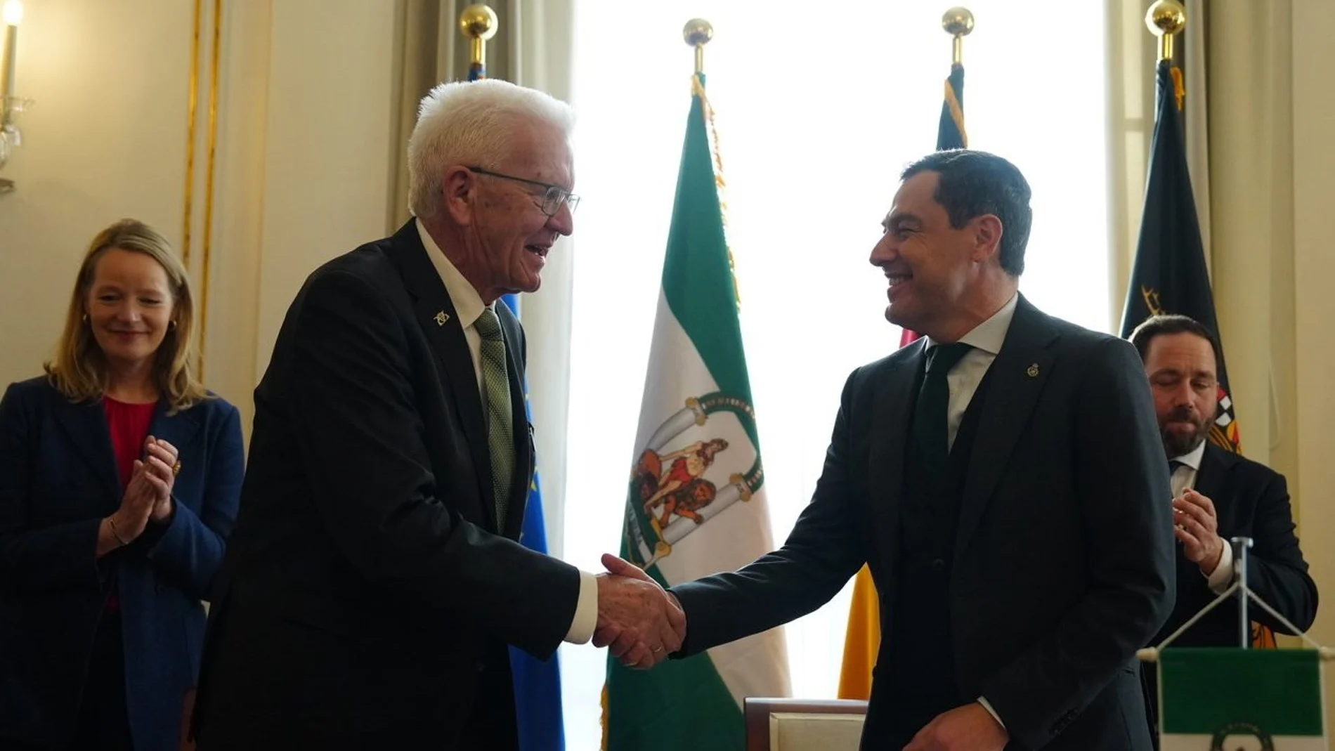 Juanma Moreno, junto al ministro-presidente del estado de Baden-Württemberg, Winfried Kretschmann