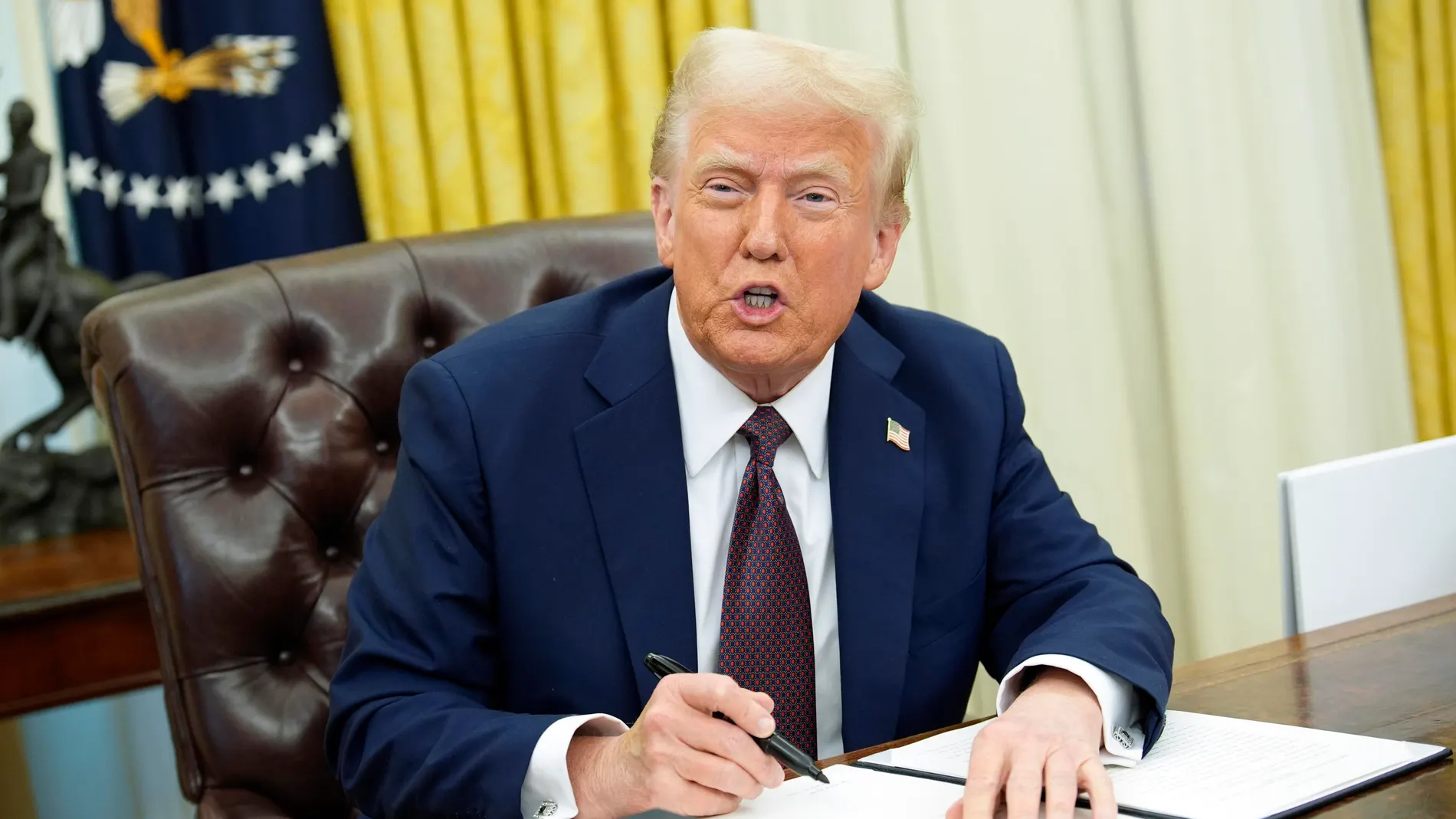 Washington (Usa), 23/01/2025.- US President Donald Trump signs executive orders in the Oval Office of the White House in Washington, DC, USA, 23 January 2025. EFE/EPA/YURI GRIPAS / POOL