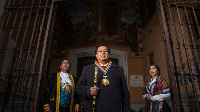 Un hombre que representa al inca (izquierda) y una mujer a la coya (derecha), junto a Luis Pantoja Calvo, alcalde de Cuzco, el pasado 23 de enero en la iglesia de San Sebastián, donde fue enterrado el último descendiente de la dinastía Inca