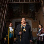 Un hombre que representa al inca (izquierda) y una mujer a la coya (derecha), junto a Luis Pantoja Calvo, alcalde de Cuzco, el pasado 23 de enero en la iglesia de San Sebastián, donde fue enterrado el último descendiente de la dinastía Inca