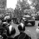 El vehículo semioruga "Guernica", de "La Nueve", en el desfile por los Campos Elíseos tras la Liberación de París