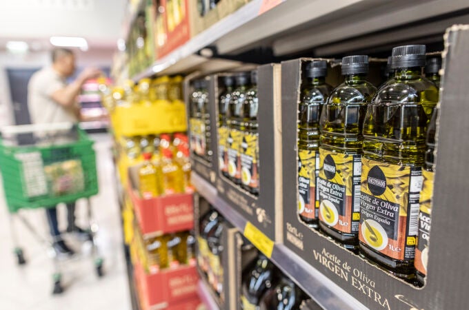 Botellas de aceite de oliva en el supermercado