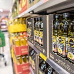 Botellas de aceite de oliva en el supermercado