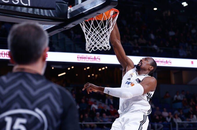 Ibaka se dispone a machacar en el aro del Leyma Coruña