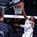 Ibaka se dispone a machacar en el aro del Leyma Coruña