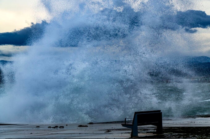 La borrasca Herminia deja vientos huracanados, olas de 10 metros e intensas lluvias