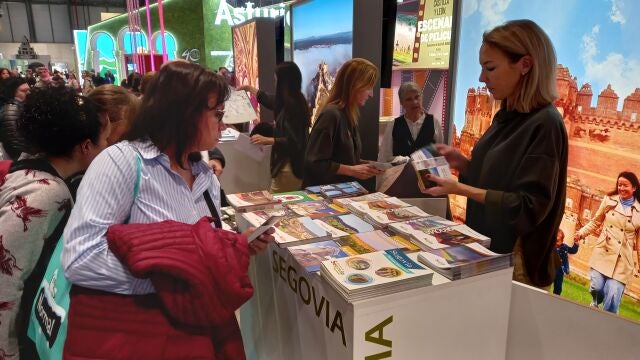 Cientos de personas se han interesado por la oferta turística de la provincia segoviana en su stand de Fitur