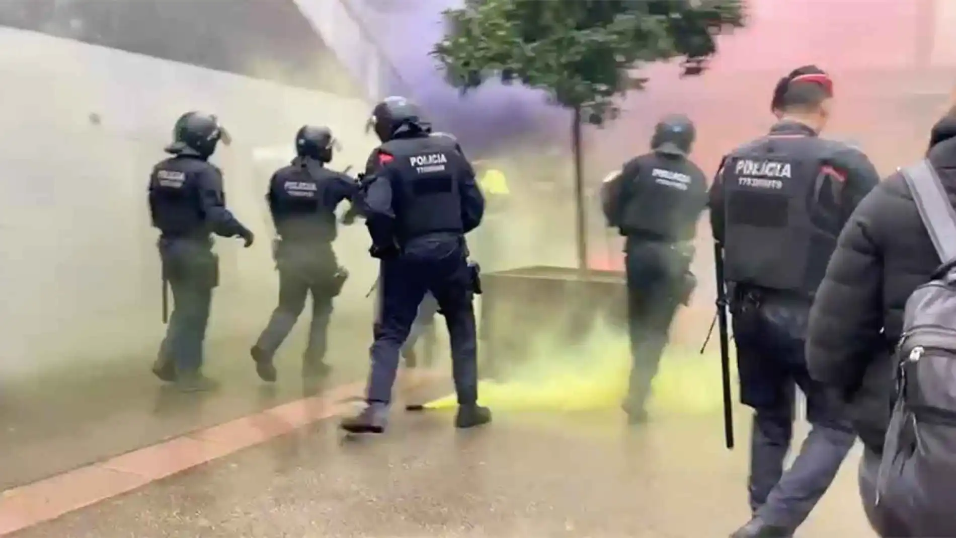 Mossos en una carpa de S'ha Acabat, en la UAB