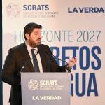 El presidente de la Comunidad, Fernando López Miras, inauguró la jornada ‘Horizonte 2027: los retos del agua’, organizada por Scrats