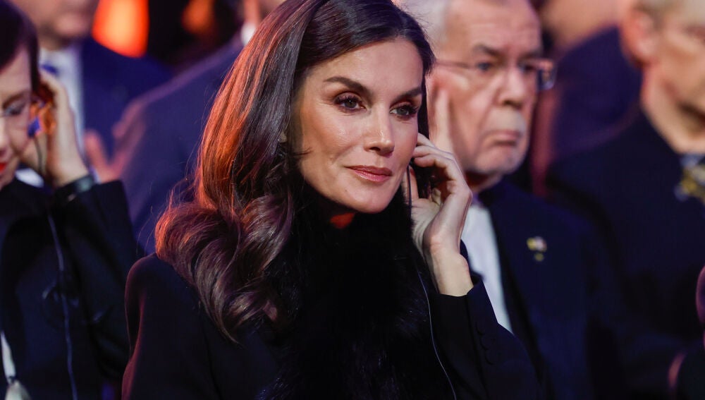 La Reina Letizia, de riguroso luto en la conmemoración del 80º aniversario  de la liberación de Auschwitz