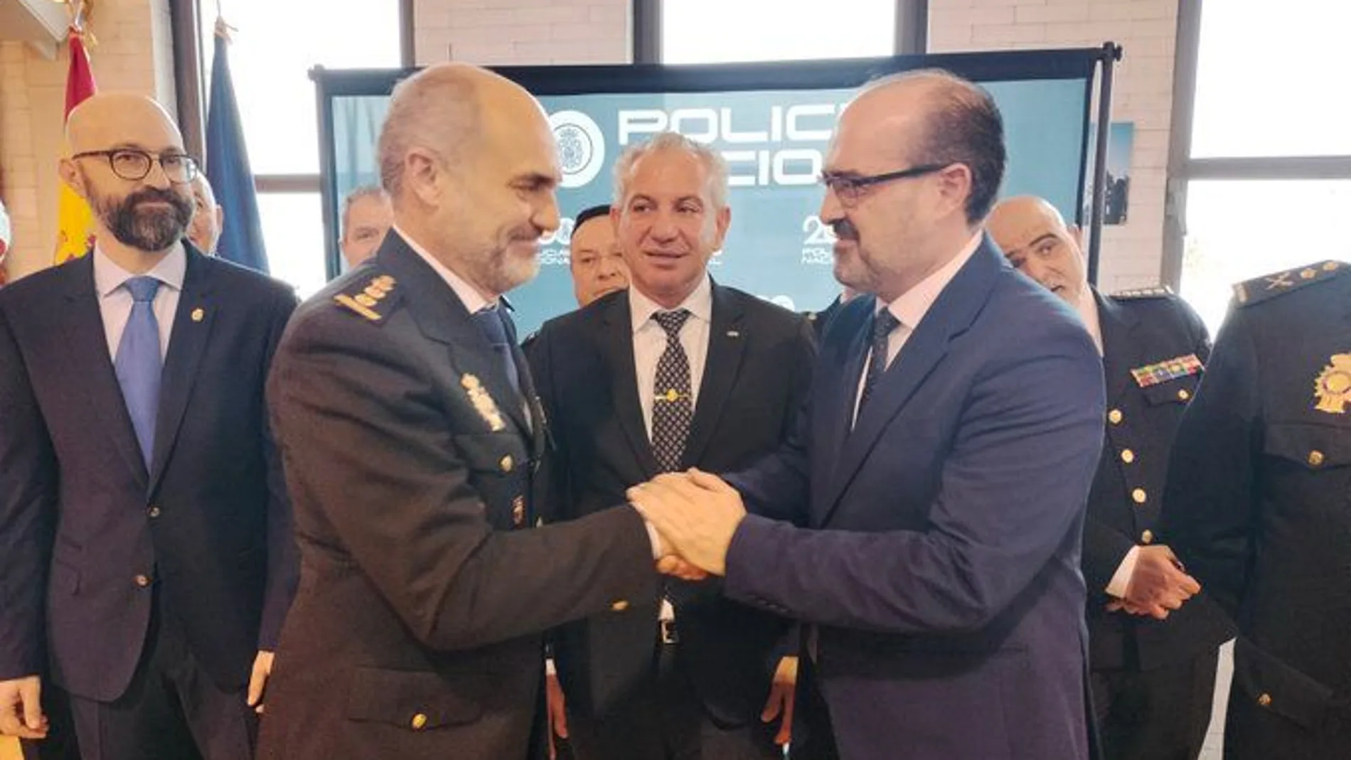 Marco Morala saluda al nuevo comisario de Ponferrada en presencia de Nicanor Sen