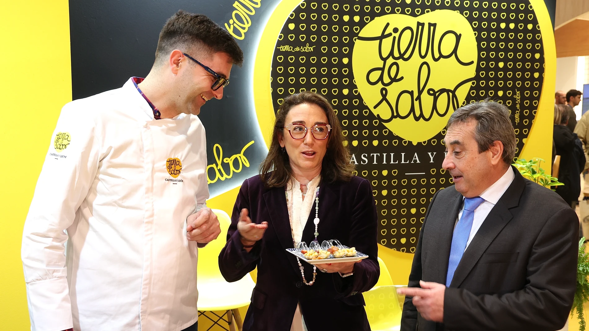 La consejera González Corral en Madrid Fusión junto al director del Itacyl, Rafael Sáez