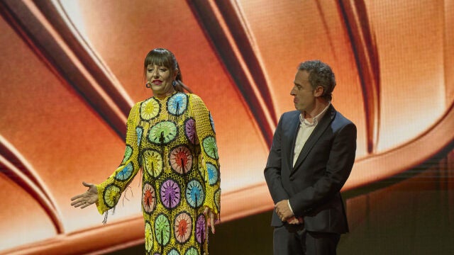 Yolanda Ramos y Daniel Guzmán en el escenario de los Premios Feroz de 2025