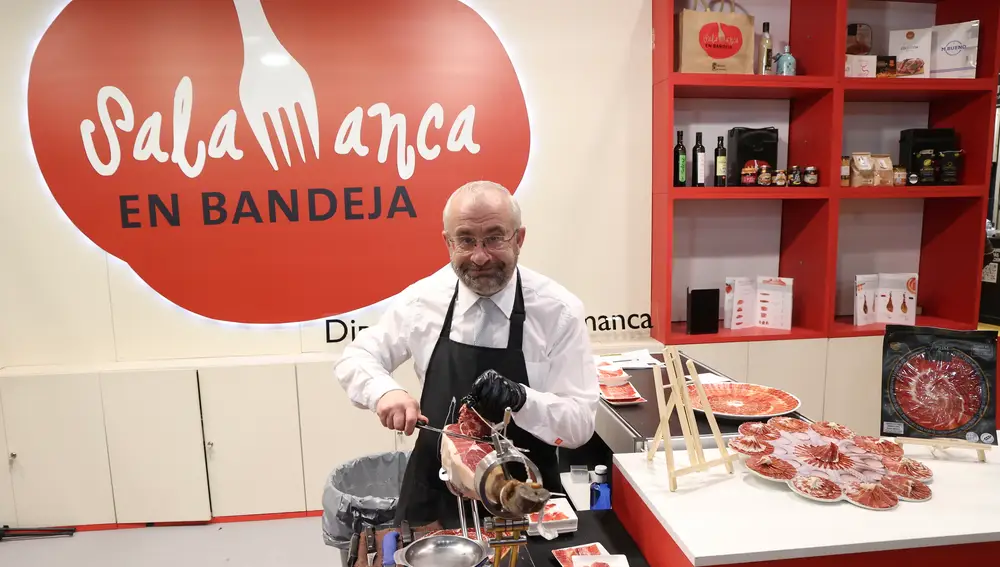 Cortador de jamón en el expositor de Salamanca en Madrid Fusión