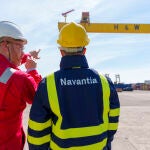 Operarios de Harland & Wolff y Navantia en las instalaciones del astillero en Belfast