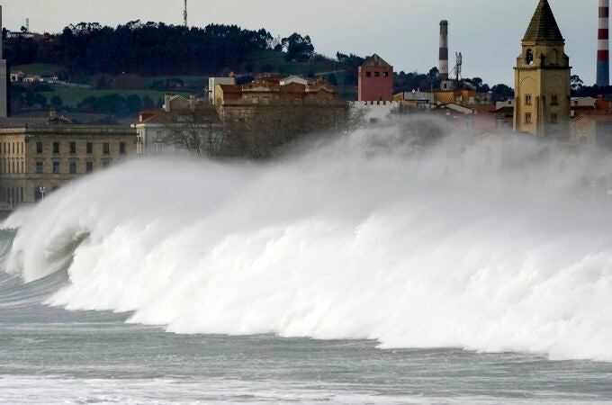 Enormes olas en la playa de San Lorenzo en Gijón