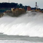 Enormes olas en la playa de San Lorenzo en Gijón