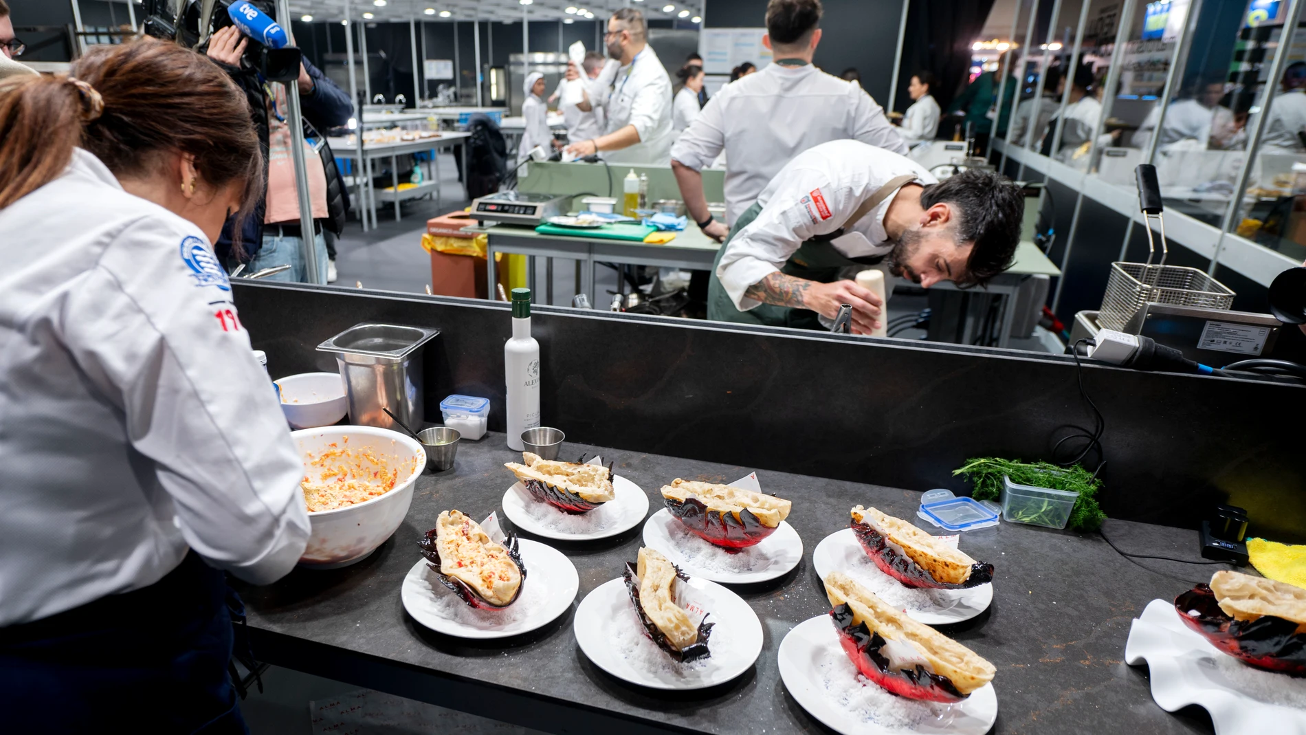 Varias cocineros durante la XXIII edición de ‘Madrid Fusión Alimentos de España’, en IFEMA, a 27 de enero de 2025, en Madrid (España). ‘Madrid Fusión Alimentos de España’ es el congreso gastronómico más importante del mundo, que celebra su XXIII edición de forma presencial con todos sus escenarios, y feria expositiva, en IFEMA MADRID desde el 27 al 29 de enero de 2025. 27 ENERO 2025 Alberto Ortega / Europa Press 27/01/2025