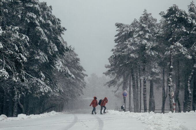 -Dos personas caminan por la nieve este lunes, en la estación de Montaña de Manzaneda (Ourense).