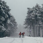 -Dos personas caminan por la nieve este lunes, en la estación de Montaña de Manzaneda (Ourense).