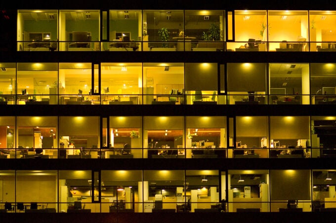Edificio de oficinas de noche