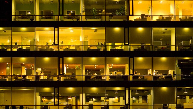 Edificio de oficinas de noche