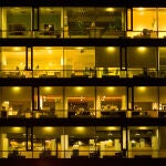Edificio de oficinas de noche