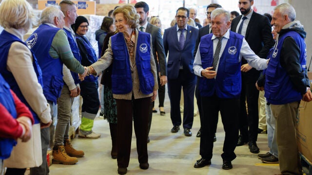 La reina Sofía visita el Banco de Alimentos de Valencia