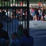 Niños en el patio el primer día de colegio