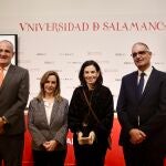 La investigadora del Centro de Investigación Médica Aplicada de la Universidad de Navarra y vinculada al departamento de Pediatría de la Clínica Universidad de Navarra, Marta M. Alonso, atiende a los medios de comunicación junto a la vicerrectora de Grado y Calidad, Berta Gutiérrez; el director del Centro de Investigación del Cáncer, Xosé Bustelo; y el secretario de la Fundación doctores Diz Pintado, Nicolás Rodríguez, antes de recoger el XIV Premio Nacional de Investigación en Cáncer Doctores Diz Pintado.