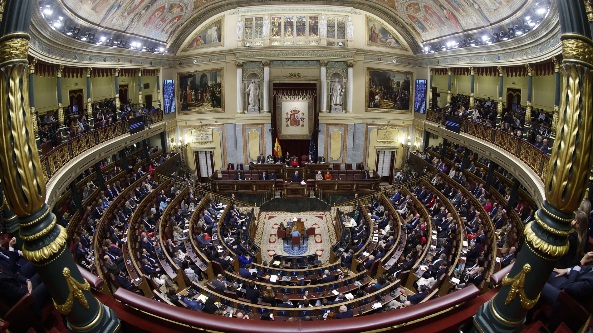 MADRID, 15/11/2023.- Vista del hemiciclo mientras el presidente del Gobierno en funciones, Pedro Sánchez (c, al fondo), se dirige a la Cámara en el primer día de su debate de investidura para exponer su nuevo programa de Gobierno y pedir la confianza a la Cámara para revalidar su mandato en la Moncloa, este miércoles, en el Congreso de los Diputados. EFE/Mariscal POOL