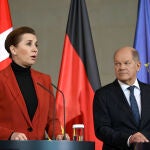 La primera ministra danesa, Mette Frederiksen, junto al canciller Olaf Scholz, esta mañana en Berlín