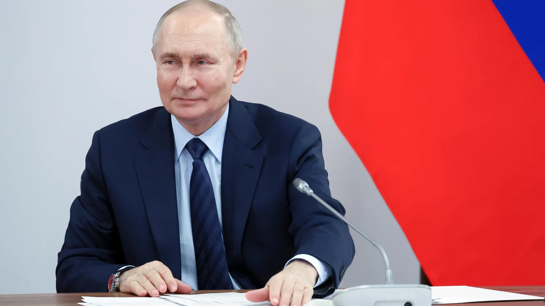 Samara (Russian Federation), 27/01/2025.- Russian President Vladimir Putin chairs a meeting on the development of unmanned aircraft at the Samara research and production center for unmanned aircraft systems, in Samara, Russia, 28 January 2025. Putin announced plans to create 48 unmanned aerial vehicle (UAV) production centers across the country within 10 years. (Rusia) EFE/EPA/VYACHESLAV PROKOFYEV/SPUTNIK/KREMLIN POOL MANDATORY CREDIT