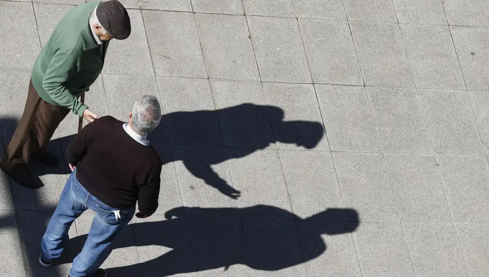Dos personas en edad de jubilación