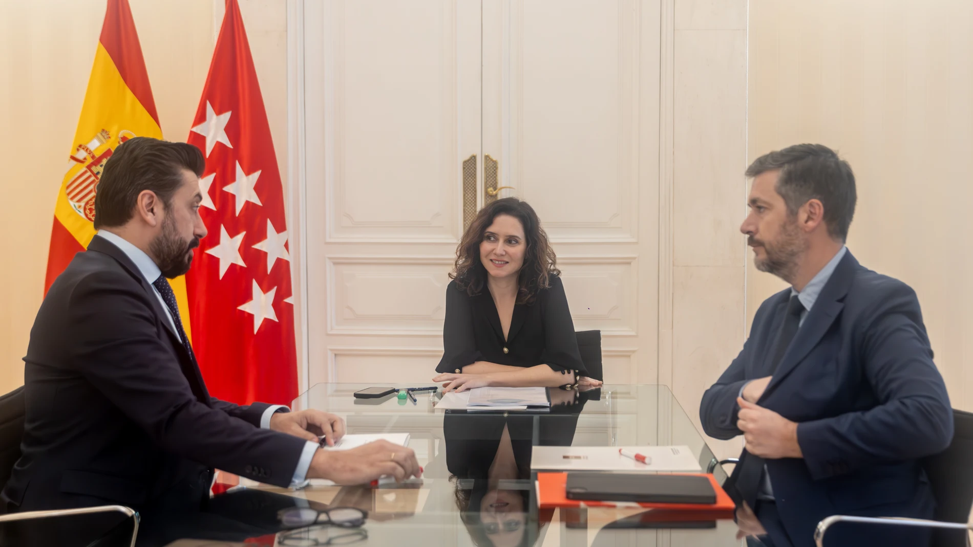 (I-D) El portavoz del PP en la Asamblea de Madrid, Carlos Díaz-Pache; la presidenta de la Comunidad de Madrid, Isabel Díaz Ayuso y el consejero de Presidencia de la Comunidad de Madrid, Miguel Ángel García Martín, durante una ronda de reuniones con los grupos parlamentarios en la Asamblea de Madrid, en la Real Casa de Correos, a 28 de enero de 2025, en Madrid (España). De esta manera Ayuso vuelve a verse las caras con su oposición tras el parón navideño y el mes de enero, que pese a ser inháb...