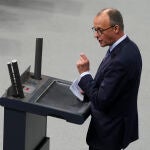 El líder conservador alemán, Friedrich Merz, en el debate parlamentario en el Bundestag