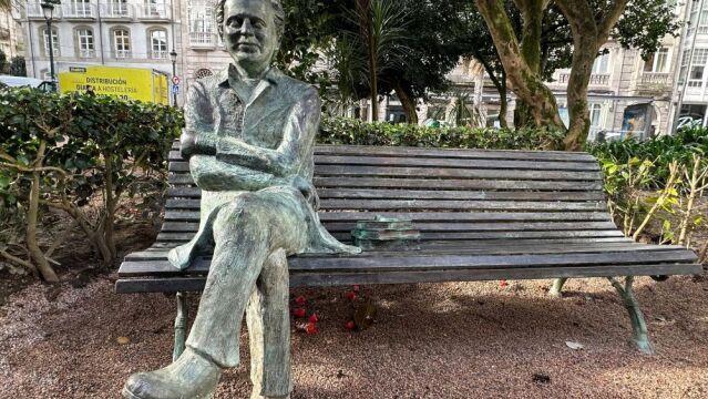 Imagen de la escultura del novelista en la ciudad olívica. 