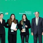 Alexia Putellas y el presidente de Iberdrola, Ignacio Galán, con las ganadoras del Premio Supera Competición