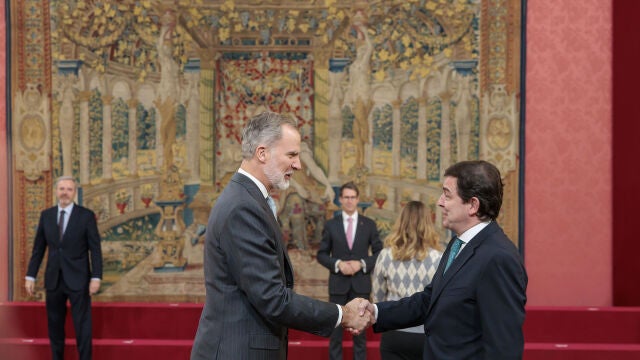 Mañueco conversa con Felipe VI a su llegada a la reunión del Patronato de la Fundación pro Real Academia Española en el Palacio de El Pardo