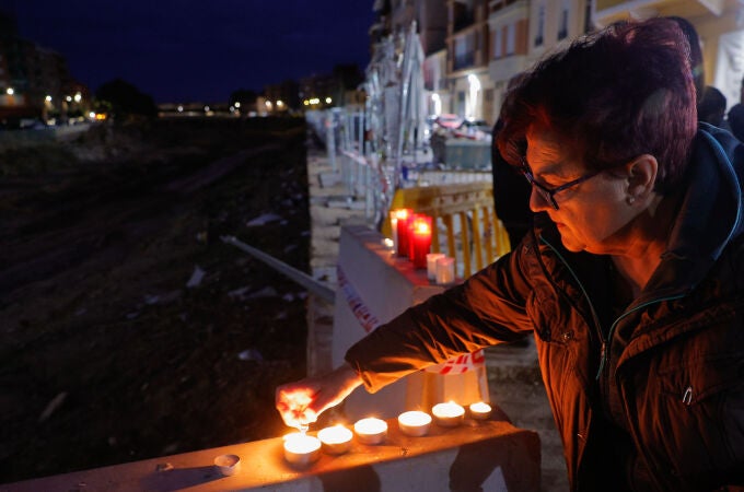 Vecinos de Paiporta encienden velas cerca del Barranco del Poyo este miércoles, cuando se cumplen tres meses de la dana