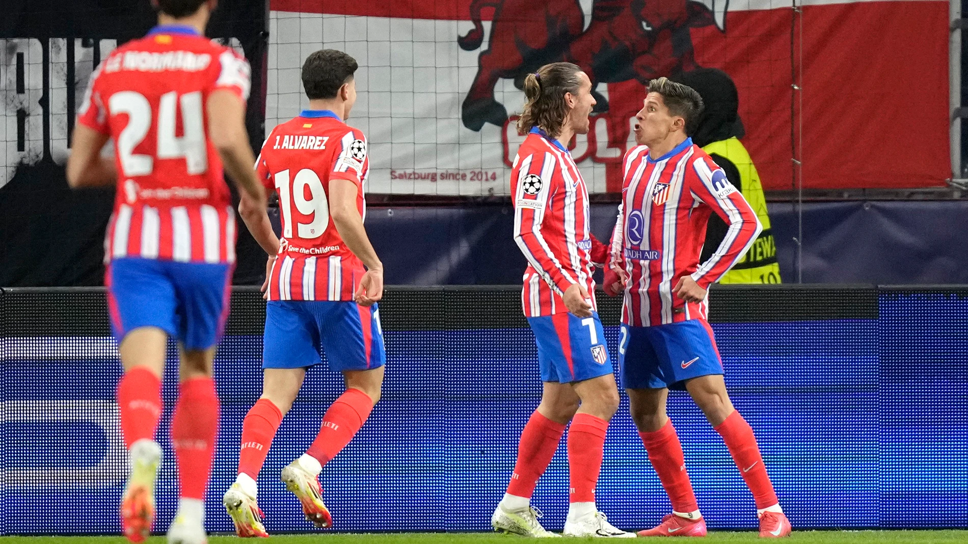 Atletico Madrid's Giuliano Simeone, right celebrates after scoring the opening goal during the Champions League opening phase soccer match between FC Salzburg and Atletico Madrid at the Salzburg Arena in Salzburg, Austria, Wednesday, Jan. 29, 2025. (AP Photo/Matthias Schrader)