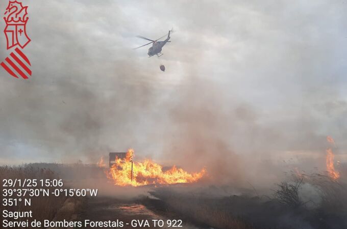 La unidad helitransportada de Siete Aguas trabajando en la extinción del incendio de la marjal entre Sagunto y Puzol 