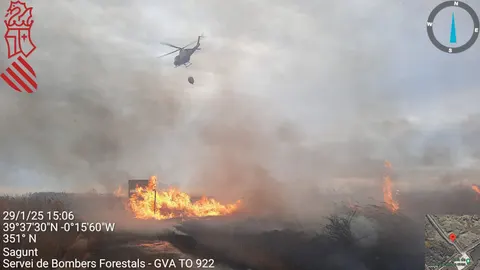 La unidad helitransportada de Siete Aguas trabajando en la extinción del incendio de la marjal entre Sagunto y Puzol