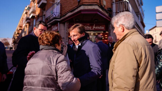 Almeida, ayer, saluda a vecinos de Villa de Vallecas, donde presentó el Plan Regenera