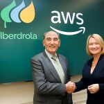 : Ignacio Galán, presidente de Iberdrola, y Lindsay McQuade, directora de Energía para EMEA de Amazon