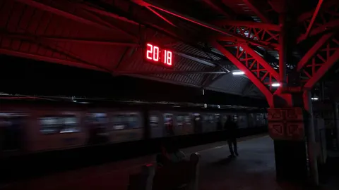 Hora en estación de metro