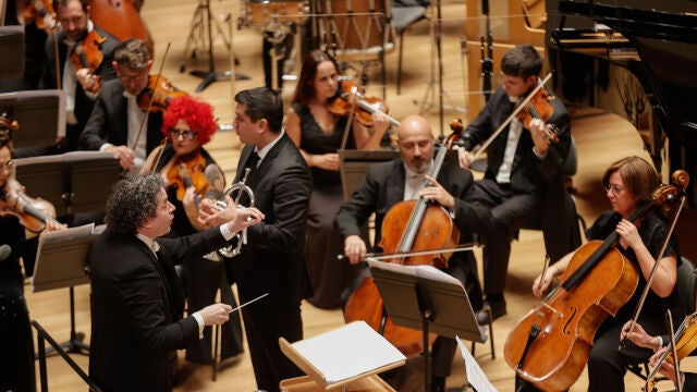 Doña Sofía asiste al concierto de Dudamel en València por las bandas de música afectadas
