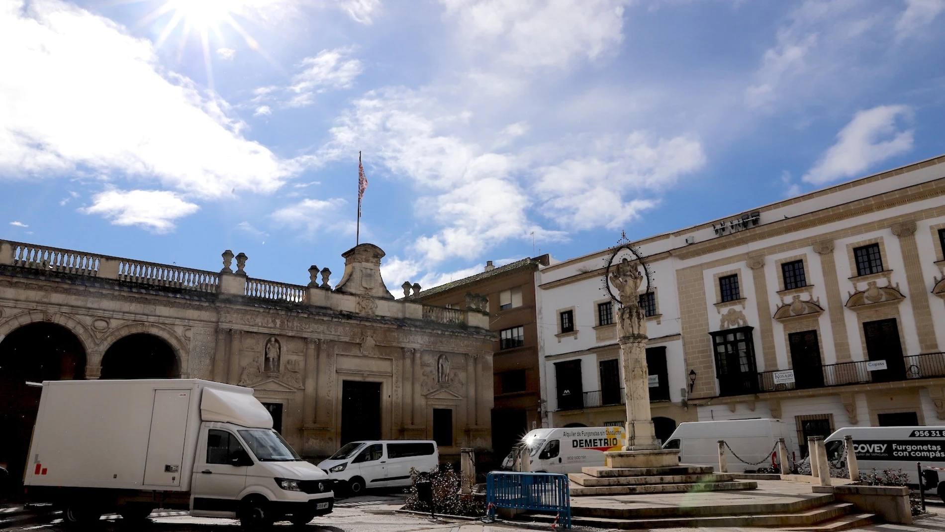 Camiones del rodaje de la serie 'Young Sherlock' en la plaza de la Asunción de Jerez de la Frontera. REMITIDA / HANDOUT por AYTO DE JEREZ Fotografía remitida a medios de comunicación exclusivamente para ilustrar la noticia a la que hace referencia la imagen, y citando la procedencia de la imagen en la firma 03/02/2025