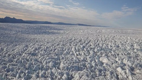 La capa de hielo de Groenlandia se está agrietando más rápido
